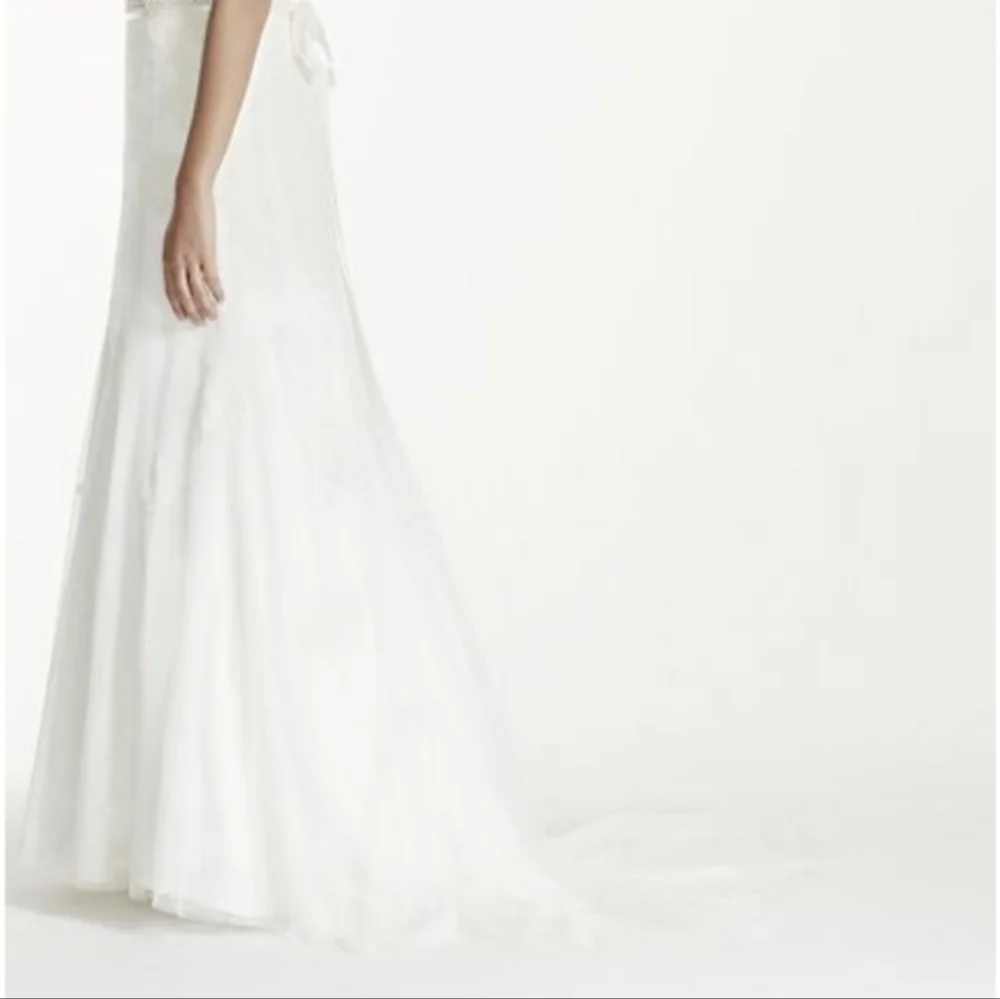 David's Bridal Cap Sleeve Lace Wedding Dress With Keyhole Back - Picture 3 of 6
